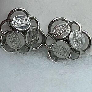 Vintage 3D Sarah Coventry swirl clip earrings.